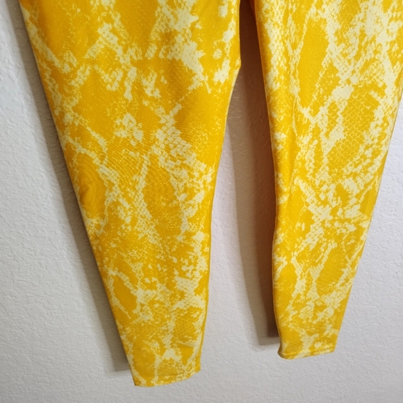 NWT Carbon 38 Yellow Snake Skin Print Leggings sz S - Picture 4 of 7